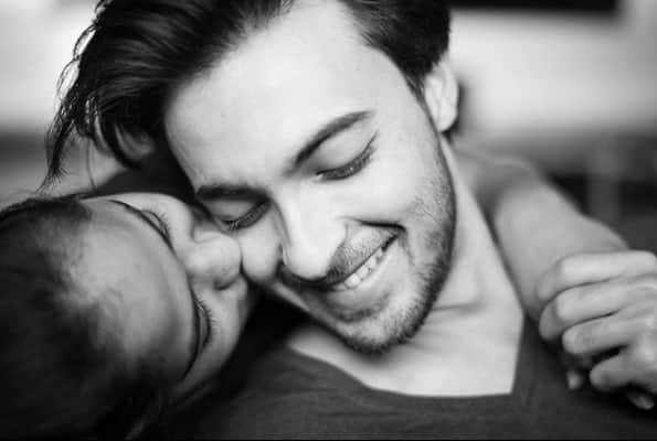 এই ট্রেন্ডে নিজেকে সামিল করেছেন সলমন খানের বোন অর্পিতা খান শর্মাও। স্বামী আয়ুষ শর্মার সঙ্গে একটি সুন্দর মুহূর্তের ছবি পোস্ট করেছেন অর্পিতা। 