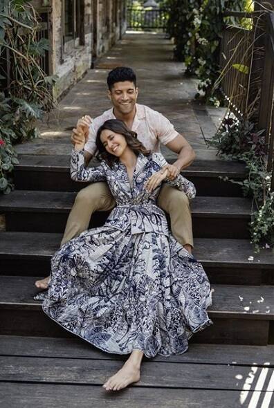 বিশেষ দিনে স্পেশ্যাল মানুষ শিবাণী দান্ডেকরের সঙ্গে ছবি পোস্ট করলেন বলিউড তারকা ফারহান আখতার। লিখলেন, ‘যদি তুমি আমার ভ্যালেন্টাইন হতে চাও, হাত তোলো’। 