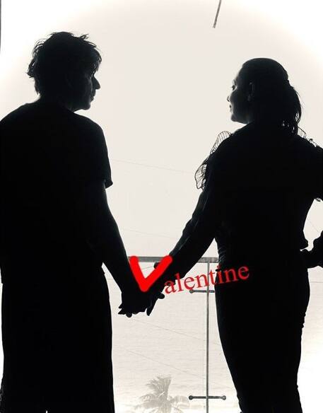 গৌরি খানের সঙ্গে ছবি তুলে মন বিগলিত করা পোস্ট করেছেন বলিউডের রোম্যান্স কিং শাহরুখ খানও। 