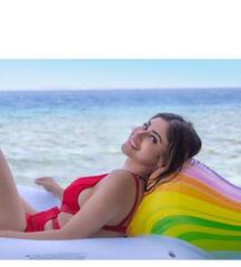 সমুদ্রতীরে মৌনী রায়, দেখুন ছবি