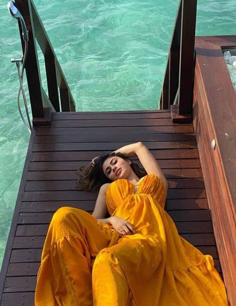 শীতশেষে সমুদ্রতীরে ছুটি কাটাচ্ছেন মৌনী রায়।