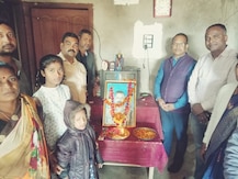 ঝাড়খণ্ডে রাস্তায় বসে সবজি বিক্রি করছেন পুলওয়ামায় প্রাণ হারানো জওয়ানের স্ত্রী! সাহায্যের নির্দেশ হেমন্ত সোরেনের