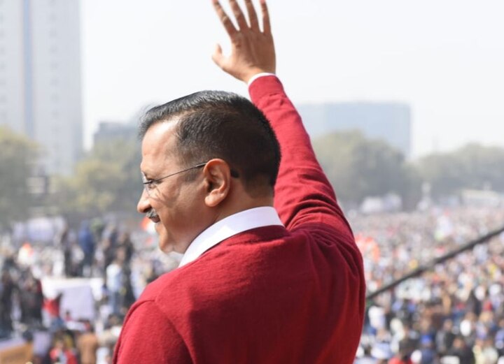 কেজরিবালের এবারের মন্ত্রিসভায় কোনও মহিলা জায়গা পাননি। সব মন্ত্রীই পুরুষ।