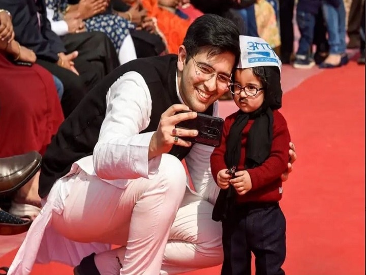 এই শিশুটিকে বিশেষ অতিথি হিসেবে শপথ গ্রহণ অনুষ্ঠানে আমন্ত্রণ জানিয়েছিল আম আদমি পার্টি। আজ তার সঙ্গে ছবি তুলতে দেখা যায় রাঘব চাড্ডা, সোমনাথ ভারতীর মতো আপ নেতাদের।