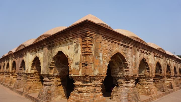 ১,৬০০ খ্রিস্টাব্দে মল্লরাজা বীরহাম্বিরের সময়ে নির্মিত হয় রাসমঞ্চ