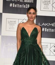 LKW 2020: বিশেষ গাউনে র‌্যাম্পে গ্ল্যামারাস করিনা