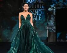 LKW 2020: বিশেষ গাউনে র‌্যাম্পে গ্ল্যামারাস করিনা