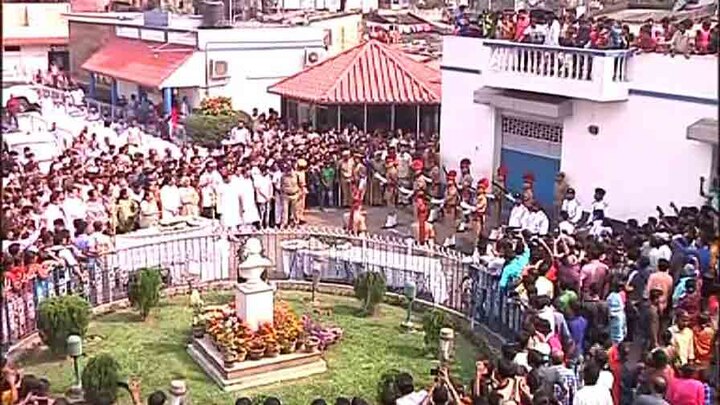 Bid adieu to Tapas Paul with gun salute in Keoratala Cremation Ghat প্রয়াত তাপস পালকে গান স্যালুটে বিদায়