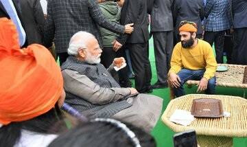 আচমকা রাজপথে ‘হুনার হাট’ পরিদর্শনে মোদি, ১২০ টাকা দিয়ে কিনে খেলেন লিট্টি-চোখা, ভাঁড়ে চা PM Modi makes surprise visit to Hunar Haat at Rajpath, relishes Litti Chokha আচমকা রাজপথে ‘হুনার হাট’ পরিদর্শনে মোদি, ১২০ টাকা দিয়ে কিনে খেলেন লিট্টি-চোখা, ভাঁড়ে চা