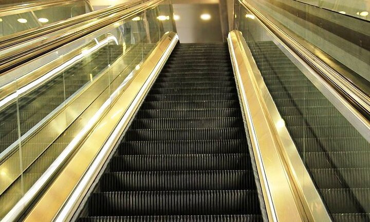 Escalator accidentally runs in the backward direction at Andheri railway station আন্ধেরি রেলস্টেশনে উল্টোদিকে চলতে শুরু করল এসক্যালেটর! যাত্রীদের মধ্যে আতঙ্ক, আহত ২