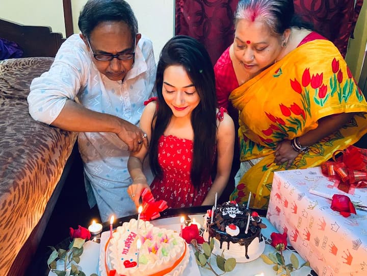 প্রমিতার জন্মদিনে বাড়িতে আনা হয়েছিল দুটো কেক। একটা কেক প্রমিতা কাটলেন মা-বাবার সঙ্গে। মা-বাবার মাঝে বসে ছবিও পোস্ট করেন বার্থ ডে গার্ল প্রমিতা।