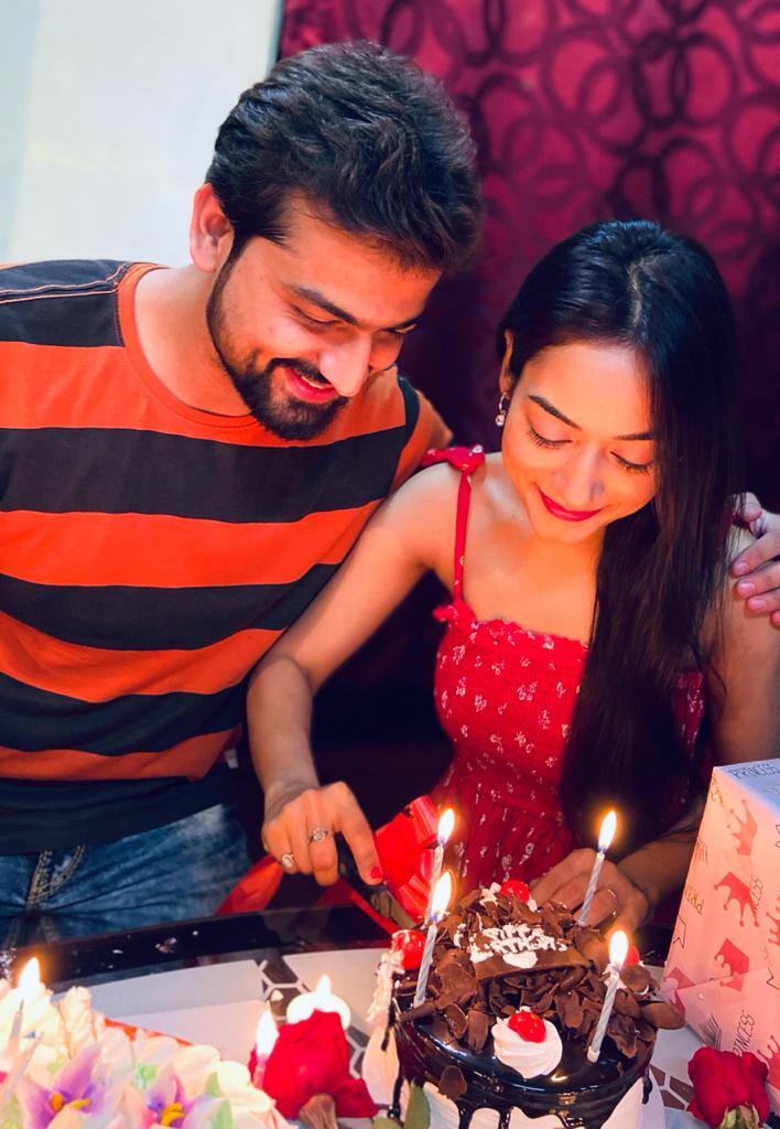 আর প্রমিতার দ্বিতীয় কেক? সেই কেক প্রমিতা কাটলেন প্রেমিকের সঙ্গে। আজ্ঞে হ্যাঁ, সম্প্রতি প্রেমে পড়েছেন পারুল। আর তার মনের মানুষ আর কেউ নয়, সাত ভাই চম্পায় তাঁরই বিপরীতে থাকা রাঘবেন্দ্র ওরফে রুদ্রজিৎ মুখোপাধ্যায়।