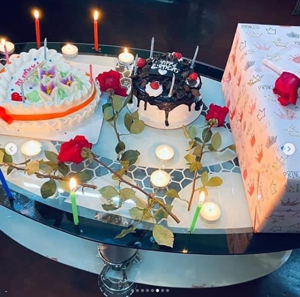 প্রমিতার জন্মদিন ভরে উঠছে ফুল, কেক, উপহার, মোমবাতির আলোর শুভেচ্ছায়।