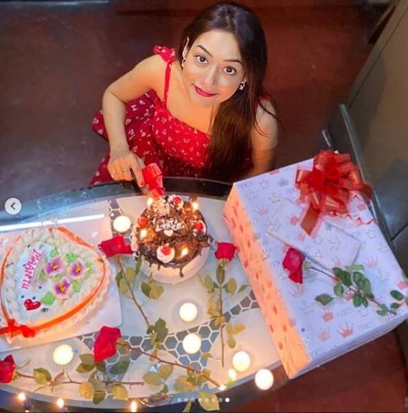 আজ ‘সাত ভাই চম্পা’-র ‘পারুল’ ওরফে প্রমিতা চক্রবর্তীর জন্মদিন। টেলি জগতের বেশ পরিচিত মুখ প্রমিতা। তাঁর ভক্তের সংখ্যাও নেহাত কম নয়।