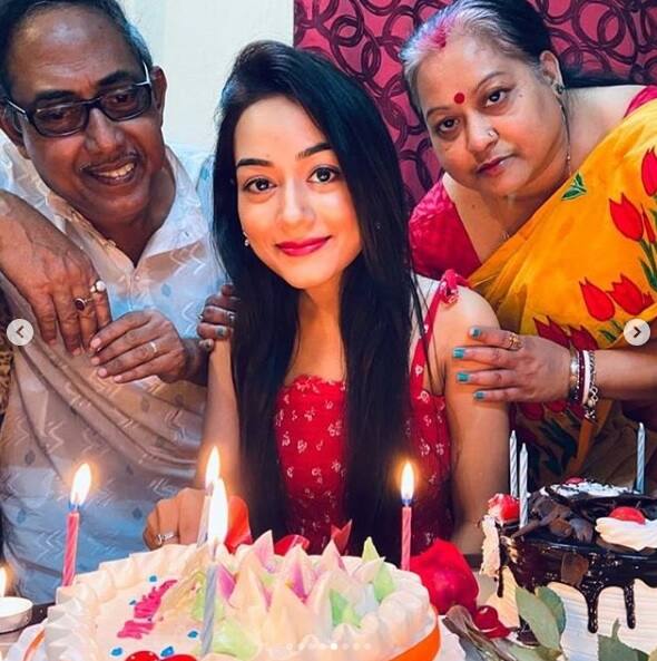 পরিবারের সঙ্গে সময় কাটাতে বেশ পছন্দ করেন প্রমিতা। তাই জন্মদিনের শুরুটাও ছিল পরিবারের সঙ্গেই।