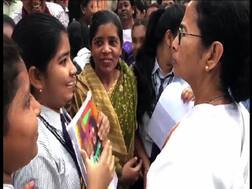 হাজরার স্কুলে মুখ্যমন্ত্রী, কথা বললেন মাধ্যমিক পরীক্ষার্থীদের সঙ্গে