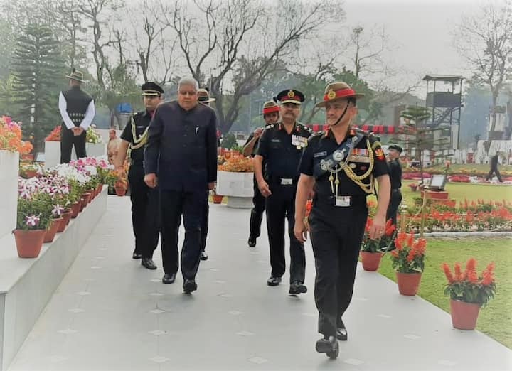 এদিন সকালে সেনার পূর্বাঞ্চলীয় সদর ফোর্ট উইলিয়ামের বিজয় স্মারককে পুষ্পস্তবক রেখে শহিদ জওয়ানদের শ্রদ্ধা জানান।