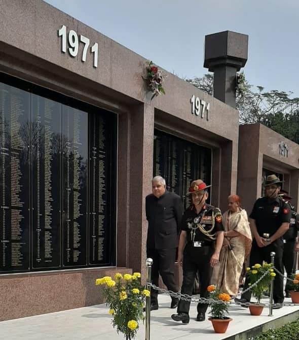 পাশাপাশি, তিনি বিভিন্ন যুদ্ধে শহিদ হওয়া বীর সেনানীদের নাম খোদাই করা দেওয়াল ঘুরে দেখেন। 
