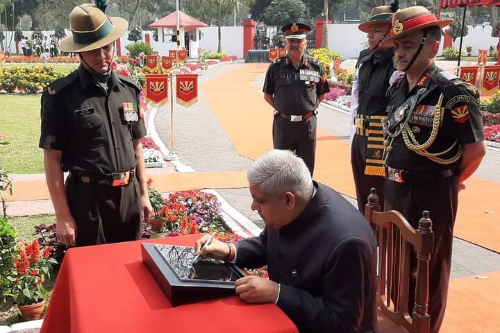 পরে, ভিজিটর্স বুকে নিজের অনুভূতির কথা উল্লেখ করেন রাজ্যপাল। 
