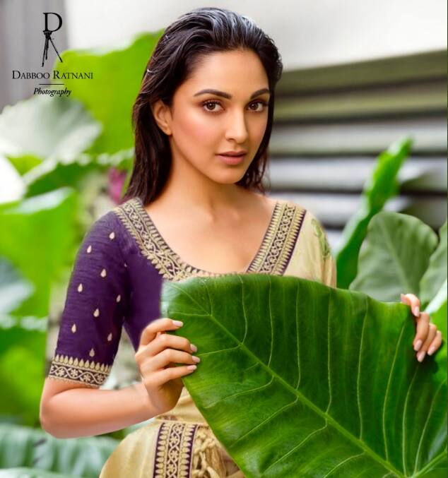 কিয়ারার এই সাহসী ছবি নিয়ে বিস্তর চর্চা হয় সোশ্যাল মিডিয়ায়। কার্যত বাকি সেলেবদের ছবিকে ফিকে করে দেয় কিয়ারার এই ছবি। ফটোশপ করে তাঁকে পোশাক পরানোর হিড়িক পড়ে যায় সোশ্যাল মিডিয়ায়।