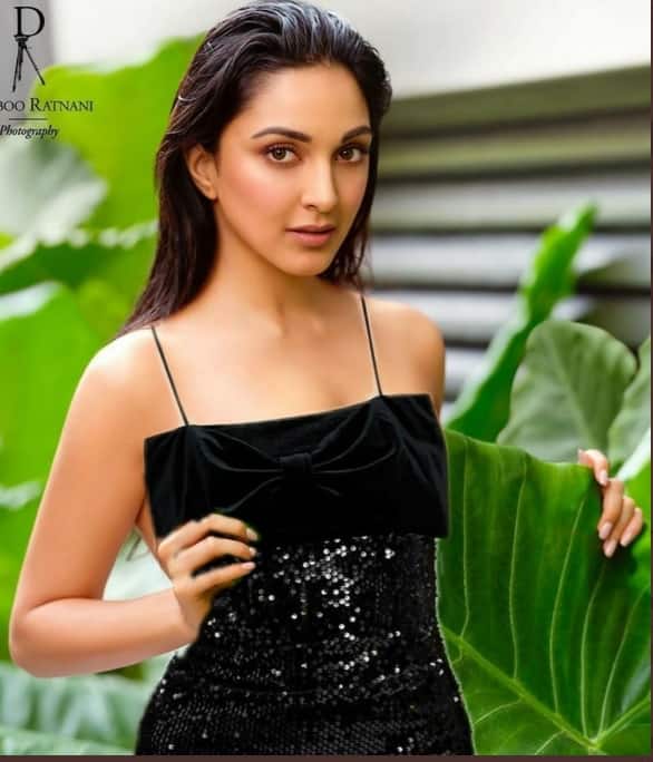 ফটোশপ করে কালো পোশাক পরানো হয় নায়িকাকে।
