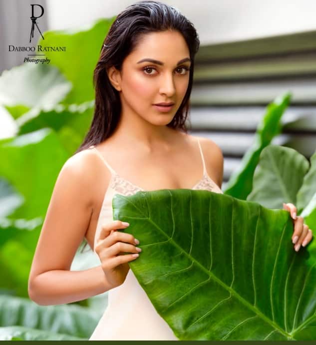 এই ফটোশপটি বোধহয় সবচেয়ে পারফেক্ট। সাদা পোশাক যে এডিট করে বসানো তা ধরা যাচ্ছে না সহজে।