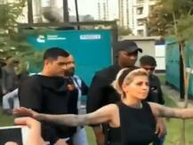 অনুরাগীদের ভিড় থেকে ধোনিকে বাইরে নিয়ে আসতে দেহরক্ষীর ভূমিকায় হেয়ার স্টাইলিস্ট, ভিডিও ভাইরাল