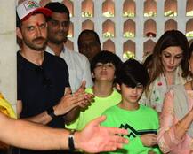 শিবরাত্রিতে প্রাক্তন স্ত্রী সুজান সহ সপরিবারে মন্দিরে গিয়ে মহাদেবের আরাধনা হৃত্বিক রোশনের