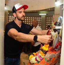 শিবরাত্রিতে প্রাক্তন স্ত্রী সুজান সহ সপরিবারে মন্দিরে গিয়ে মহাদেবের আরাধনা হৃত্বিক রোশনের