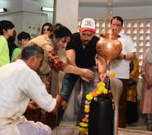 শিবরাত্রিতে প্রাক্তন স্ত্রী সুজান সহ সপরিবারে মন্দিরে গিয়ে মহাদেবের আরাধনা হৃত্বিক রোশনের