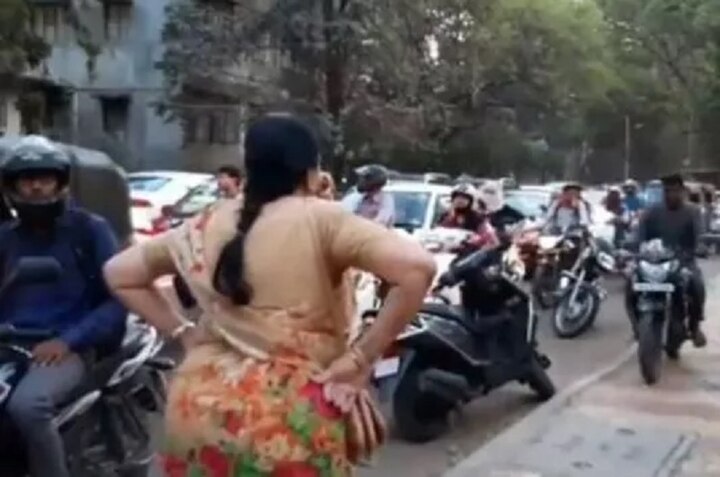  Pune: Elderly Woman Stands on Pavement and Scolds Bikers Riding on the Footpath পুণেতে ফুটপাথ দিয়ে চলা বাইক-আরোহীদের রুখছেন একা প্রৌঢ়া, ভিডিও ভাইরাল
