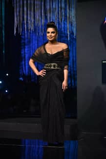 দেখুন, পরনে কালো পোশাক, ফ্যাশন শো মাতালেন প্রিয়ঙ্কা