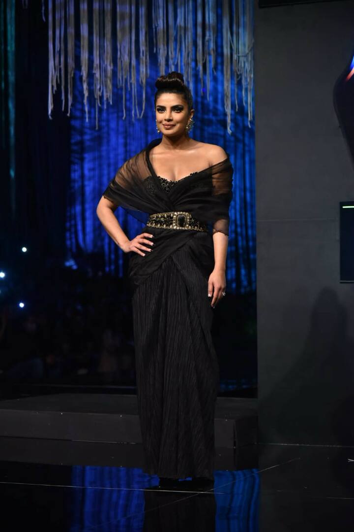 কালো পোশাকে অত্যন্ত আকর্ষণীয় লাগছিল প্রিয়ঙ্কাকে। ছবি সৌজন্যে মানব মঙ্গলানী