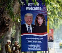 ছবি: মাটি ছুঁল ট্রাম্পের এয়ার ফোর্স ওয়ান, স্বাগত জানাতে তৈরি মোতেরা স্টেডিয়াম