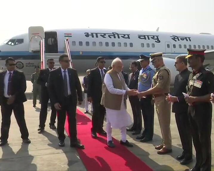 মার্কিন প্রেসিডেন্টকে স্বাগত জানাতে আমদাবাদে ইতিমধ্যেই পৌঁছে গিয়েছেন প্রধানমন্ত্রী নরেন্দ্র মোদি। 