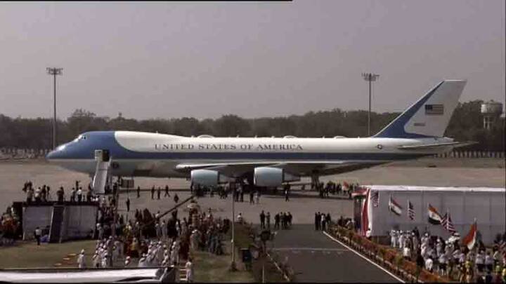 মাটি ছুঁল মার্কিন রাষ্ট্রপতি ডোনাল্ড ট্রাম্পের বিমান। স্বাগত জানাতে তৈরী গোটা আমদাবাদ। 