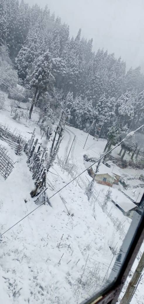 বসন্তে দার্জিলিং জেলার বিস্তৃত এলাকা ঢাকল বরফের চাদরে।