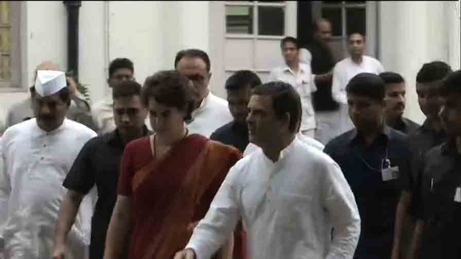 মুরলীধরের বদলি নিয়ে কেন্দ্রকে নিশানা রাহুল ও প্রিয়ঙ্কার, রুটিন বদলি নিয়েও রাজনীতি করছে কংগ্রেস, পাল্টা আইনমন্ত্রী