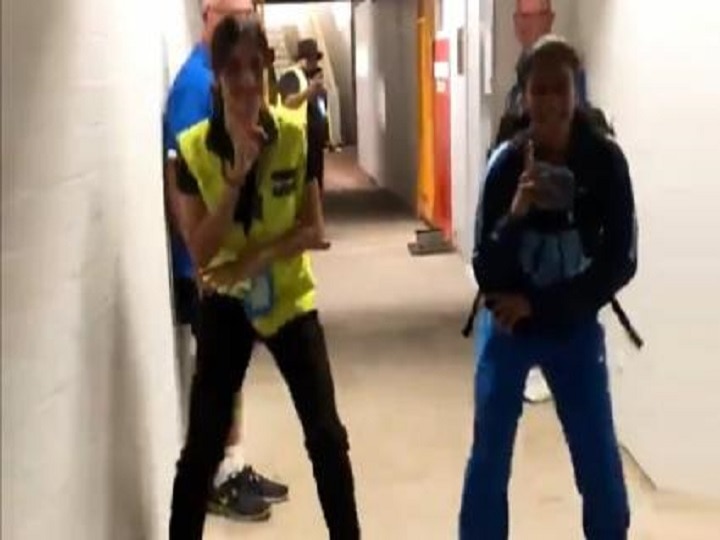 WATCH: Indian Cricketer Jemimah Rodrigues Dances With Security Guard At T20 World Cup দেখুন, স্টেডিয়ামে এক মহিলা নিরাপত্তারক্ষীর সঙ্গে নাচ জেমাইমা রডরিগেজের