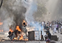 ‘আরো হাতে হাত রেখে, বেঁধে বেঁধে থাকা’, হিংসার আগুনেই ফুটল সম্প্রীতির ফুল