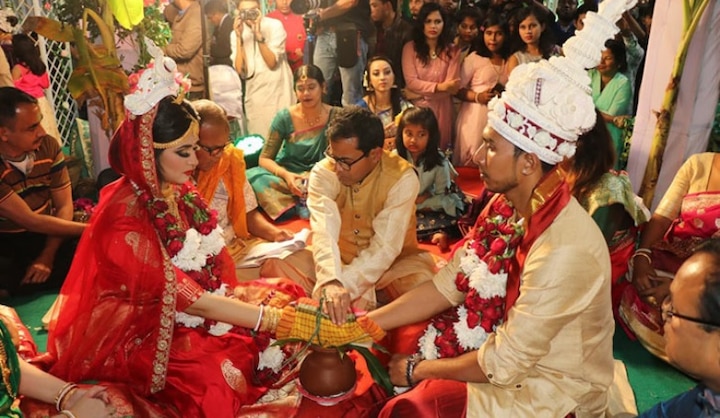 Soumya Sarkar's marriage ceremony marred by an unpleasant incident বরপক্ষের ৭টি মোবাইল ফোন চুরি! হুলুস্থুল সৌম্য সরকারের বিয়েতে