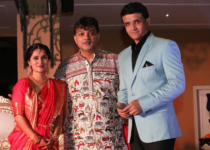 ফিরে এসে কলকাতায় বড় করে রিসেপশনের আয়োজন করলেন পরিচালক সৃজিৎ ও টেলি তারকা মিথিলা। 