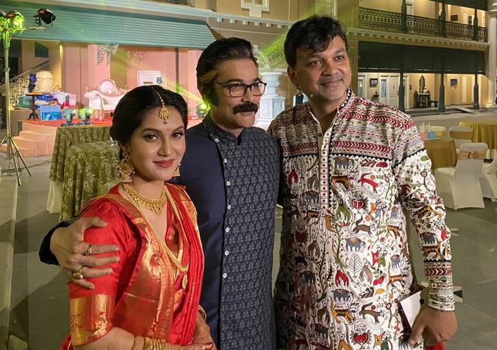 সেই রিসেপশন উপলক্ষ্যেই কলকাতায় বসল তারকার হাঁট। প্রসেনজিৎ চট্টোপাধ্যায়, ঋতুপর্ণা সেনগুপ্ত, অপর্ণা সেন সহ সৌরভ গঙ্গোপাধ্যায়ের মতো তারকারা এই অনুষ্ঠানে উপস্থিত ছিলেন।   