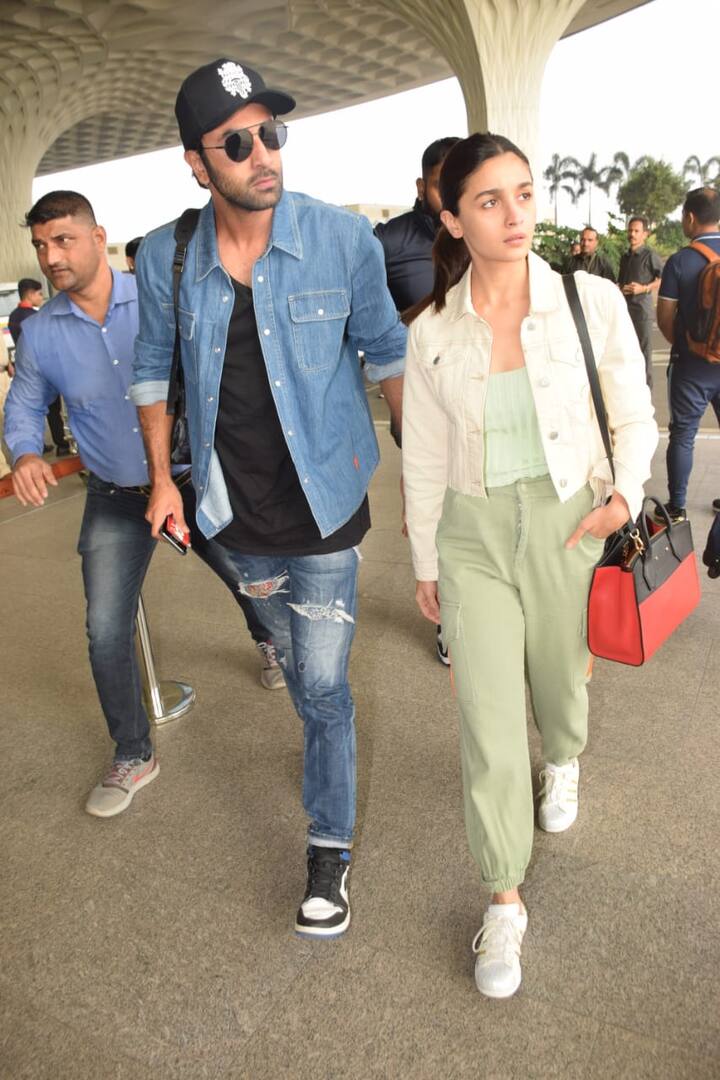 আলিয়ার ফোনের ওয়ালপেপারে রণবীরের ছবি আছে বলে মনে করছেন অনেকে। আলিয়ার ফোনে না কি তেমনই দেখে গিয়েছে।