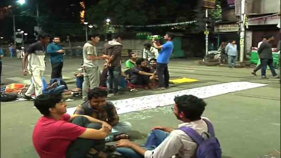 LIVE UPDATES: ২০ ঘণ্টা পার, কলেজ স্ট্রিটে এখনও চলছে বিক্ষোভ LIVE UPDATES: College Street blockade by Presidency students LIVE UPDATES: ২০ ঘণ্টা পার, কলেজ স্ট্রিটে এখনও চলছে বিক্ষোভ