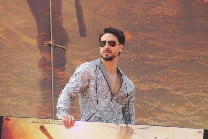 এই ছবিতে প্রথমবার বাবা জ্যাকি শ্রফের সঙ্গে অভিনয় করছেন টাইগার।