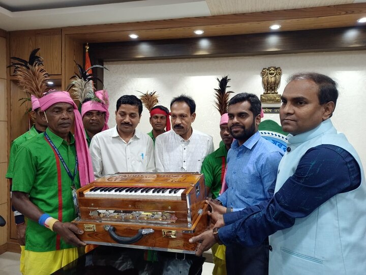 Chief Minister Mamata Banerjee gifts Harmonium to two tribal artists রিড ভাঙা, চেষ্টা করেও সুর তুলতে পারেননি, কলকাতা ফিরেই আদিবাসী শিল্পীদের হারমোনিয়াম উপহার মুখ্যমন্ত্রীর