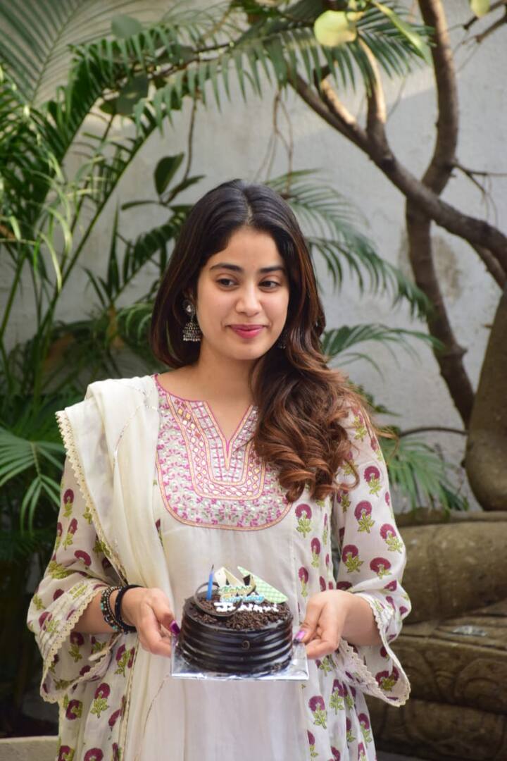 জাহ্নবীর জন্মদিনের পার্টি শুরু হয় মধ্যরাত্রিতে, সৎ ভাই অর্জুন কপূরের বাড়িতে, বাবা বনি কপূর ও সৎ দিদি অংশুলার সঙ্গে।