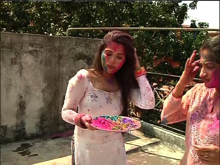 সাদা কুর্তায় রঙ খেলায় মাতলেন।
