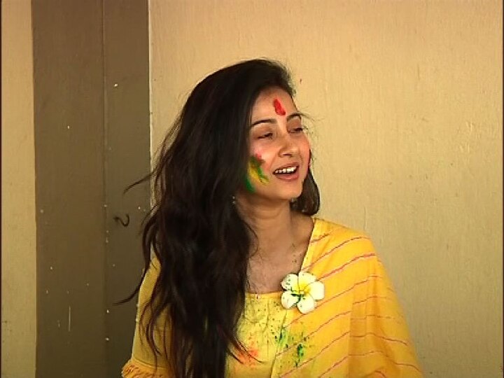 বাসন্তী সাজে মনামী ঘোষ।